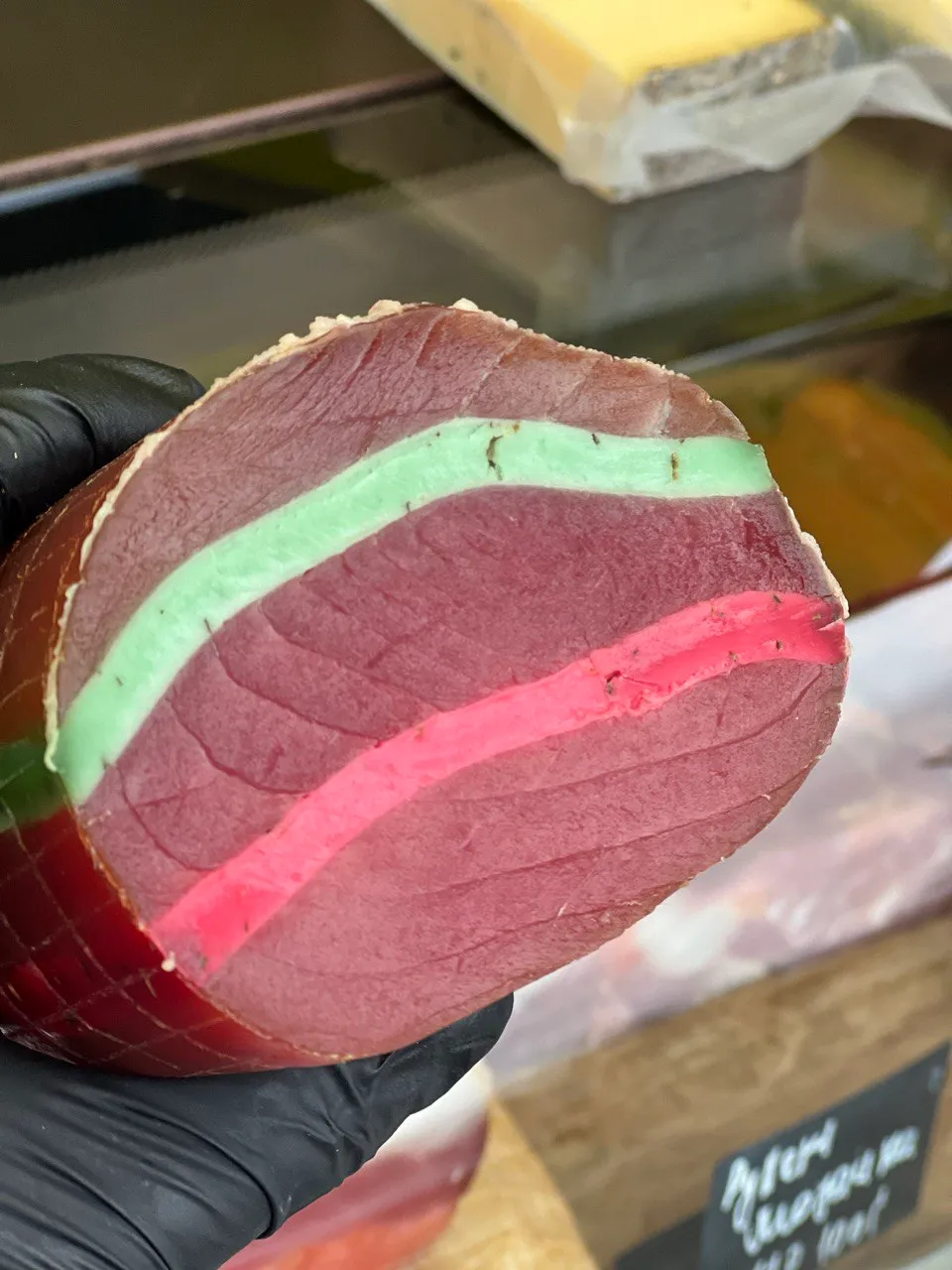 Рулет из тунца с сыром песто